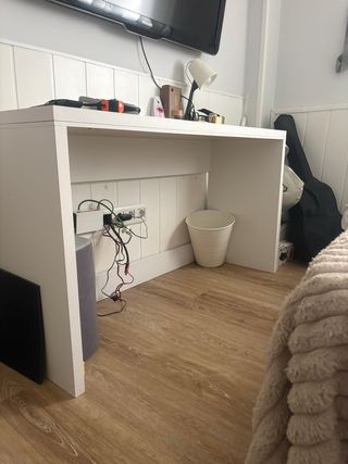 Mesa de estudio blanca