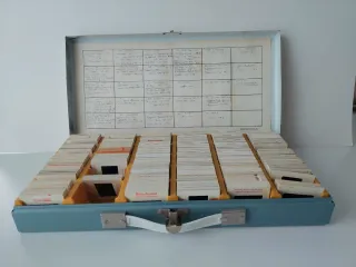 Caja metálica con diapositivas Kodachrome