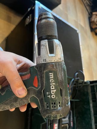 Taladro percutor Metabo con baterías