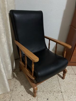 Sillón balancín de cuero y madera