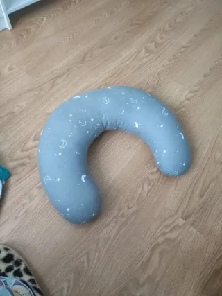 Cojín de lactancia gris con lunas y estrellas