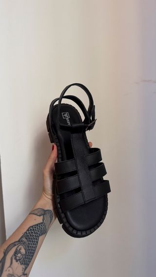 Sandalias negras de piel