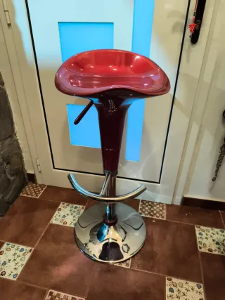 Taburete giratorio rojo regulable en altura