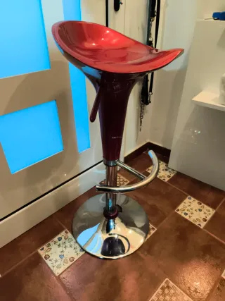 Taburete giratorio rojo regulable en altura