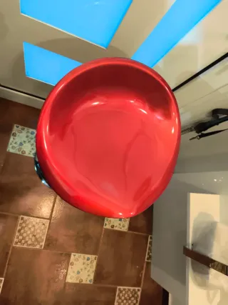 Taburete giratorio rojo regulable en altura