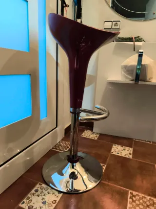 Taburete giratorio rojo regulable en altura