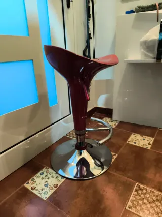 Taburete giratorio rojo regulable en altura