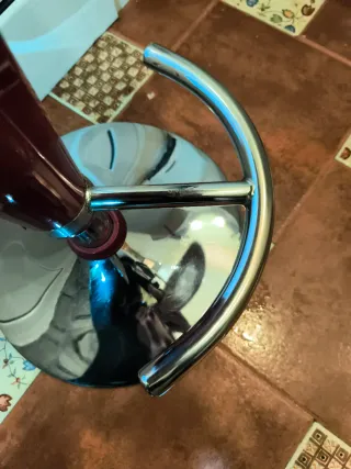 Taburete giratorio rojo regulable en altura