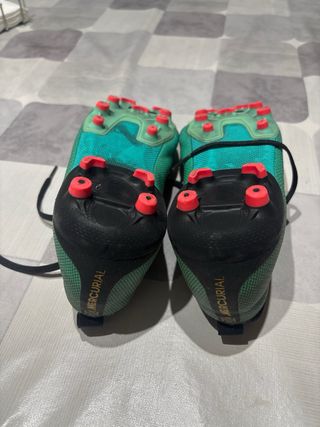 Botas de fútbol Nike verdes y doradas