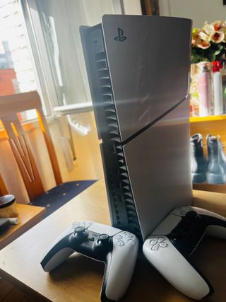 PlayStation 5 Slim Digital + 2 Mandos Dualsense -