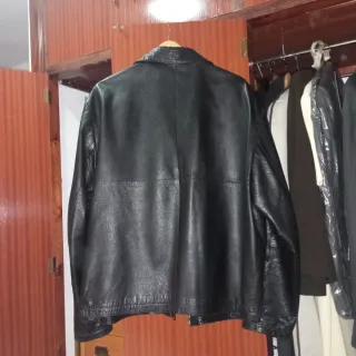 Cazadora de cuero negra