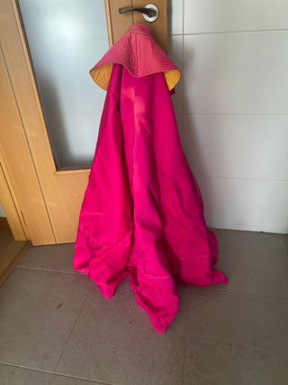 Capote de torear rosa