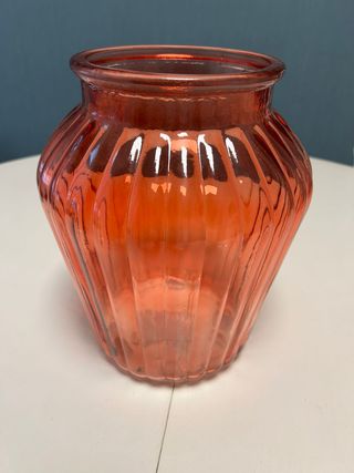 Jarrón de cristal rojo acanalado