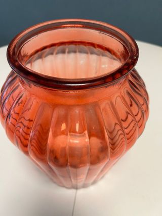 Jarrón de cristal rojo acanalado