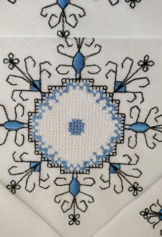 Mantele bordado azul y negro