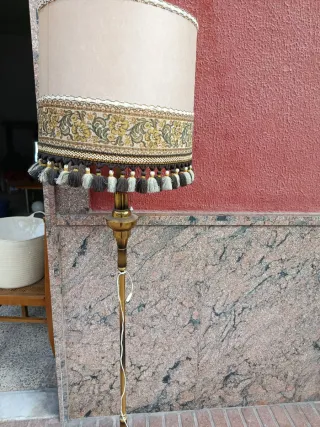 Lámpara clásica de pie