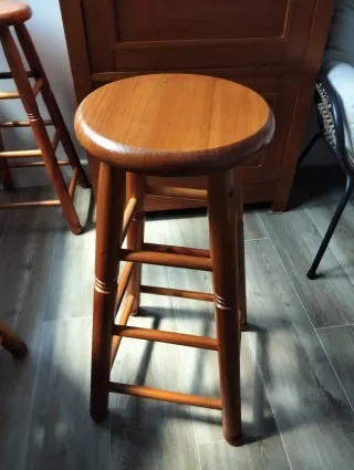 Sgabello in legno per bancone