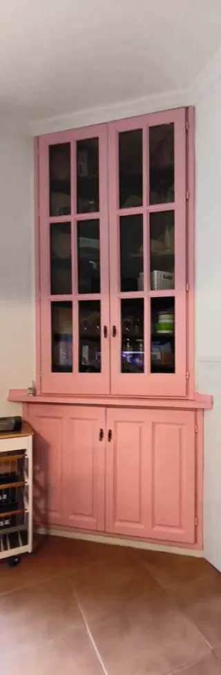 Puertas para vitrina de madera y cristal rosa