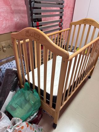 Cuna de madera con colchón