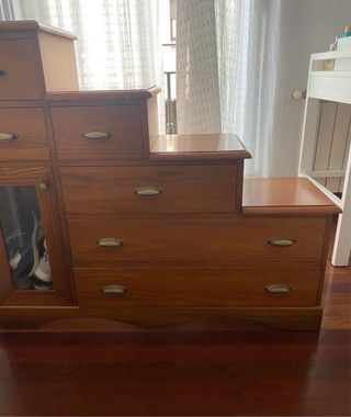 Cómoda de madera con puerta de cristal