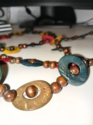 Collana di legno colorata