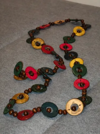 Collana di legno colorata