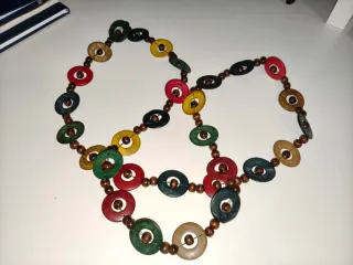 Collana di legno colorata