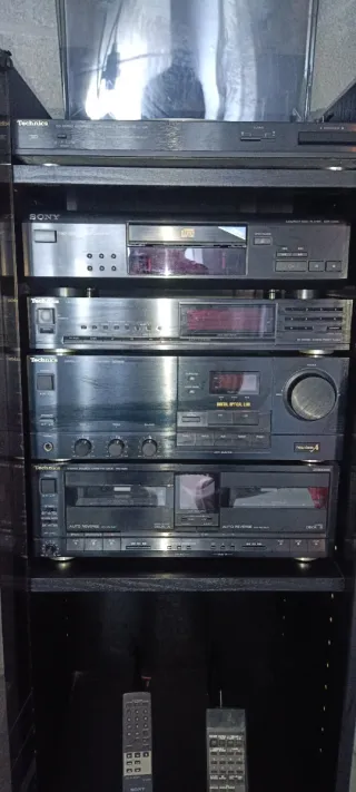 Equipo de música Technics+ altavoces con peana