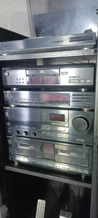 Equipo de música Technics+ altavoces con peana