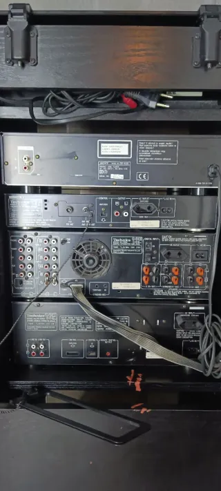 Equipo de música Technics+ altavoces con peana