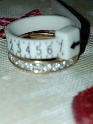 Anillo Oro 9 quilates con 11 Diamantes Naturales.