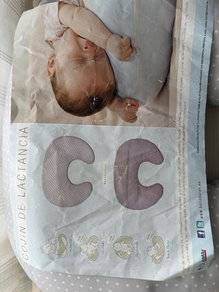 Cojín de lactancia gris con lunares blancos