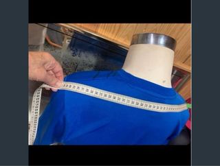 Camiseta azul con estampado