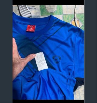 Camiseta azul con estampado