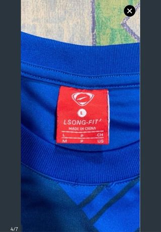 Camiseta azul con estampado