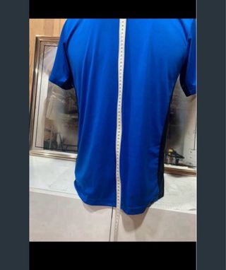 Camiseta azul con estampado