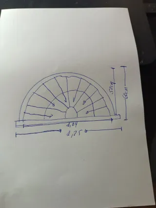 Ventana antigua con rejas semicircular
