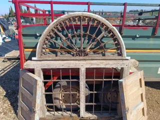 Ventana antigua con rejas semicircular