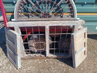 Ventana antigua con rejas semicircular