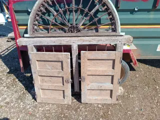 Ventana antigua con rejas semicircular