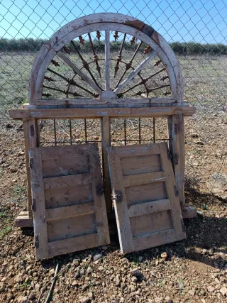 Ventana antigua con rejas semicircular