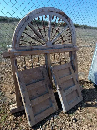 Ventana antigua con rejas semicircular