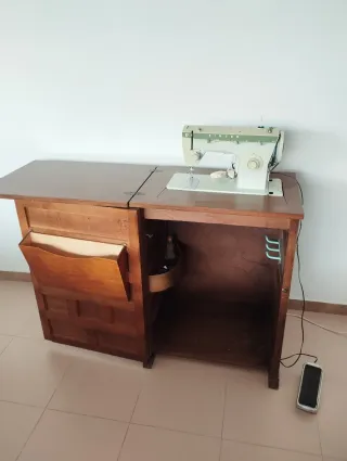 Máquina de coser Singer con mueble