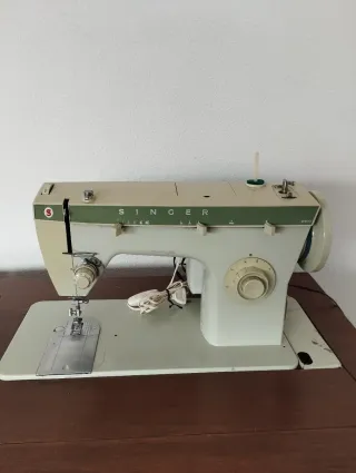 Máquina de coser Singer con mueble