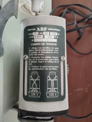 Máquina de coser Singer con mueble