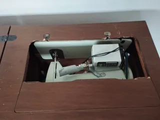 Máquina de coser Singer con mueble