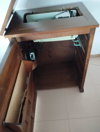 Máquina de coser Singer con mueble