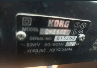 Piano Korg con mueble y pedales