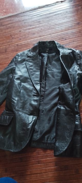 Chaqueta negra de piel Zara T.36. Tipo Americana