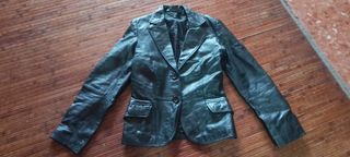 Chaqueta negra de piel Zara T.36. Tipo Americana